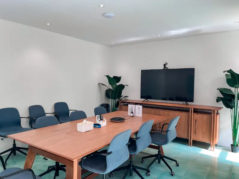 Meeting Room A dengan proyektor 4K