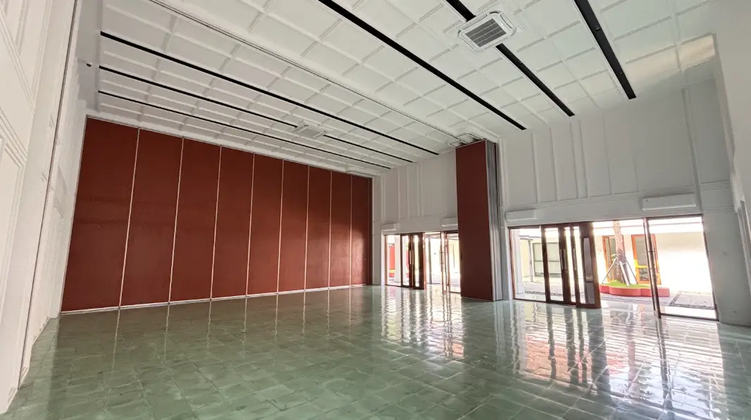 Grand Hall dengan setup meja banquet