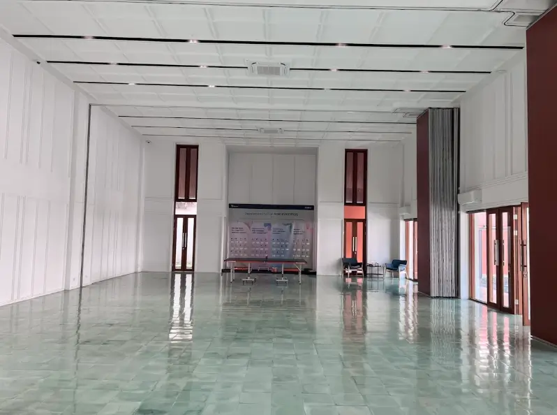 Grand Hall dengan podium dan layar besar